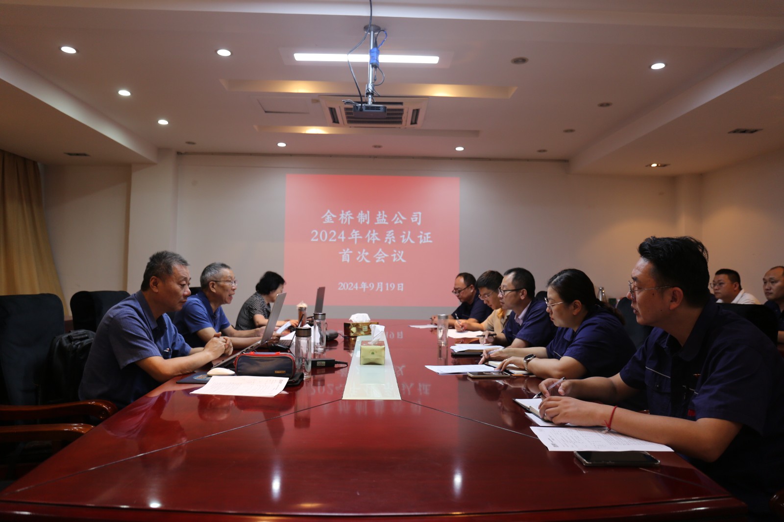 近日，金橋制鹽公司通過(guò)北京世標(biāo)認(rèn)證中心審核，給予食品安全管理體系、環(huán)境管理體系和職業(yè)健康安全管理體系認(rèn)證“保持認(rèn)證資格”的監(jiān)督審核結(jié)論，給予質(zhì)量管理體系認(rèn)證“再次注冊(cè)”的再認(rèn)證審核結(jié)論。通過(guò)審核，是對(duì)公司精細(xì)化管理成果的檢驗(yàn)，促進(jìn)公司內(nèi)控管理水平持續(xù)提升。（李曉月）